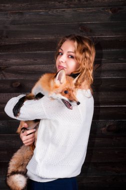 Güzel bir genç kız bir adam tarafından travma ve onun tarafından kurtarıldı bir vahşi fox hayvan holding ve daha önce olduğu gibi şimdi yaşıyor