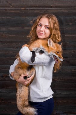 Güzel bir genç kız bir adam tarafından travma ve onun tarafından kurtarıldı bir vahşi fox hayvan holding ve daha önce olduğu gibi şimdi yaşıyor