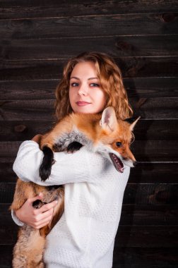 Güzel bir genç kız bir adam tarafından travma ve onun tarafından kurtarıldı bir vahşi fox hayvan holding ve daha önce olduğu gibi şimdi yaşıyor