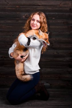 Güzel bir genç kız bir adam tarafından travma ve onun tarafından kurtarıldı bir vahşi fox hayvan holding ve daha önce olduğu gibi şimdi yaşıyor