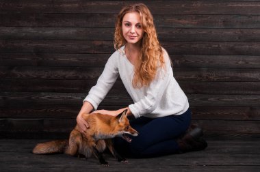 Güzel bir genç kız bir adam tarafından travma ve onun tarafından kurtarıldı bir vahşi fox hayvan holding ve daha önce olduğu gibi şimdi yaşıyor