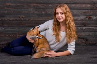 Güzel bir genç kız bir adam tarafından travma ve onun tarafından kurtarıldı bir vahşi fox hayvan holding ve daha önce olduğu gibi şimdi yaşıyor