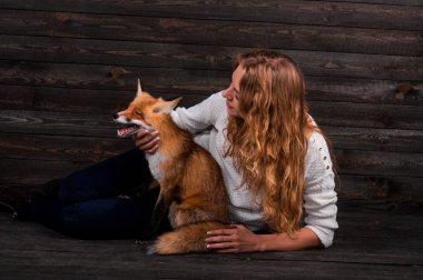 Güzel bir genç kız bir adam tarafından travma ve onun tarafından kurtarıldı bir vahşi fox hayvan holding ve daha önce olduğu gibi şimdi yaşıyor