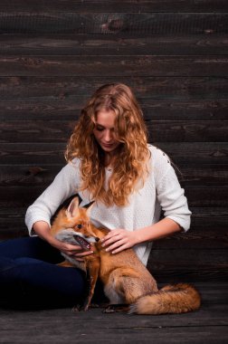 Güzel bir genç kız bir adam tarafından travma ve onun tarafından kurtarıldı bir vahşi fox hayvan holding ve daha önce olduğu gibi şimdi yaşıyor