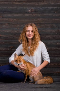 Güzel bir genç kız bir adam tarafından travma ve onun tarafından kurtarıldı bir vahşi fox hayvan holding ve daha önce olduğu gibi şimdi yaşıyor