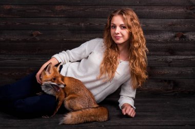 Güzel bir genç kız bir adam tarafından travma ve onun tarafından kurtarıldı bir vahşi fox hayvan holding ve daha önce olduğu gibi şimdi yaşıyor