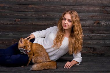 Güzel bir genç kız bir adam tarafından travma ve onun tarafından kurtarıldı bir vahşi fox hayvan holding ve daha önce olduğu gibi şimdi yaşıyor