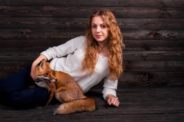 Güzel bir genç kız bir adam tarafından travma ve onun tarafından kurtarıldı bir vahşi fox hayvan holding ve daha önce olduğu gibi şimdi yaşıyor