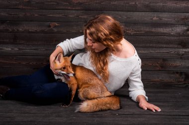 Güzel bir genç kız bir adam tarafından travma ve onun tarafından kurtarıldı bir vahşi fox hayvan holding ve daha önce olduğu gibi şimdi yaşıyor