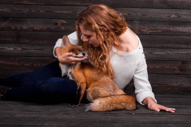 Güzel bir genç kız bir adam tarafından travma ve onun tarafından kurtarıldı bir vahşi fox hayvan holding ve daha önce olduğu gibi şimdi yaşıyor