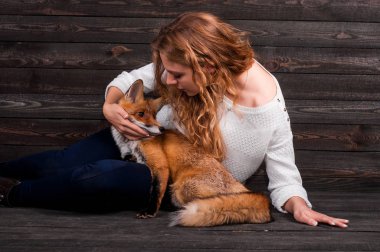 Güzel bir genç kız bir adam tarafından travma ve onun tarafından kurtarıldı bir vahşi fox hayvan holding ve daha önce olduğu gibi şimdi yaşıyor