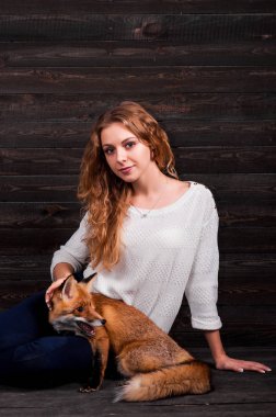 Güzel bir genç kız bir adam tarafından travma ve onun tarafından kurtarıldı bir vahşi fox hayvan holding ve daha önce olduğu gibi şimdi yaşıyor