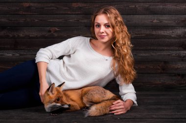 Güzel bir genç kız bir adam tarafından travma ve onun tarafından kurtarıldı bir vahşi fox hayvan holding ve daha önce olduğu gibi şimdi yaşıyor