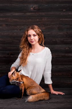 Güzel bir genç kız bir adam tarafından travma ve onun tarafından kurtarıldı bir vahşi fox hayvan holding ve daha önce olduğu gibi şimdi yaşıyor