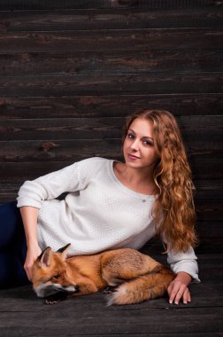 Güzel bir genç kız bir adam tarafından travma ve onun tarafından kurtarıldı bir vahşi fox hayvan holding ve daha önce olduğu gibi şimdi yaşıyor