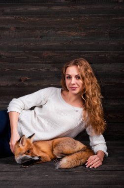 Güzel bir genç kız bir adam tarafından travma ve onun tarafından kurtarıldı bir vahşi fox hayvan holding ve daha önce olduğu gibi şimdi yaşıyor