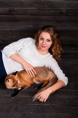 Güzel bir genç kız bir adam tarafından travma ve onun tarafından kurtarıldı bir vahşi fox hayvan holding ve daha önce olduğu gibi şimdi yaşıyor