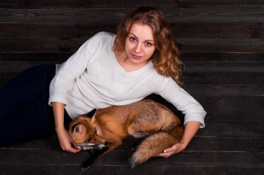 Güzel bir genç kız bir adam tarafından travma ve onun tarafından kurtarıldı bir vahşi fox hayvan holding ve daha önce olduğu gibi şimdi yaşıyor