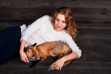 Güzel bir genç kız bir adam tarafından travma ve onun tarafından kurtarıldı bir vahşi fox hayvan holding ve daha önce olduğu gibi şimdi yaşıyor