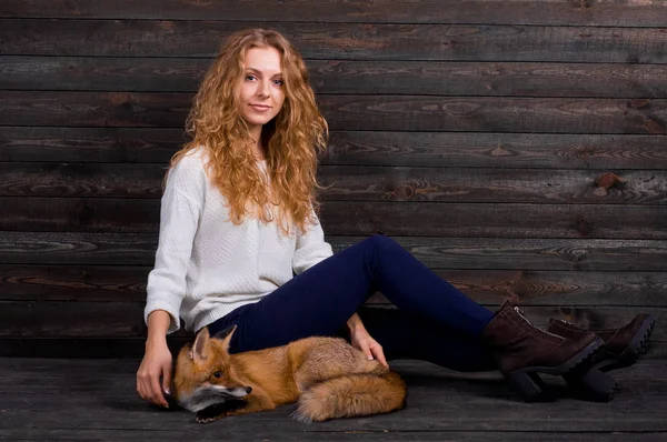 Güzel bir genç kız bir adam tarafından travma ve onun tarafından kurtarıldı bir vahşi fox hayvan holding ve daha önce olduğu gibi şimdi yaşıyor