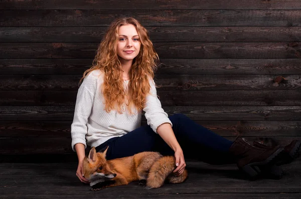 Güzel bir genç kız bir adam tarafından travma ve onun tarafından kurtarıldı bir vahşi fox hayvan holding ve daha önce olduğu gibi şimdi yaşıyor