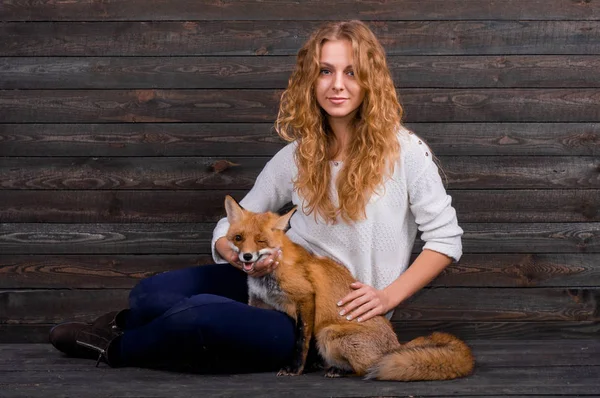 Güzel bir genç kız bir adam tarafından travma ve onun tarafından kurtarıldı bir vahşi fox hayvan holding ve daha önce olduğu gibi şimdi yaşıyor