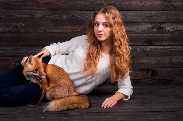 Güzel bir genç kız bir adam tarafından travma ve onun tarafından kurtarıldı bir vahşi fox hayvan holding ve daha önce olduğu gibi şimdi yaşıyor