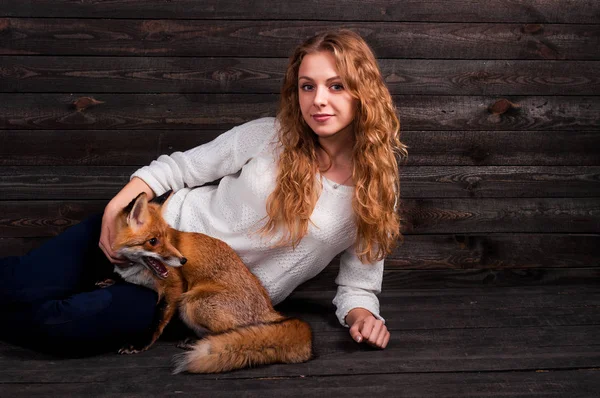 Güzel bir genç kız bir adam tarafından travma ve onun tarafından kurtarıldı bir vahşi fox hayvan holding ve daha önce olduğu gibi şimdi yaşıyor