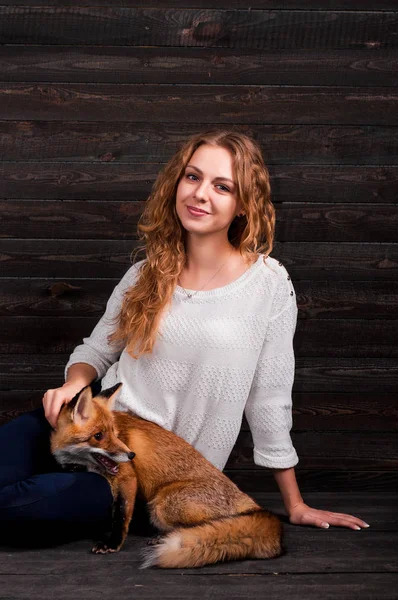 Güzel bir genç kız bir adam tarafından travma ve onun tarafından kurtarıldı bir vahşi fox hayvan holding ve daha önce olduğu gibi şimdi yaşıyor