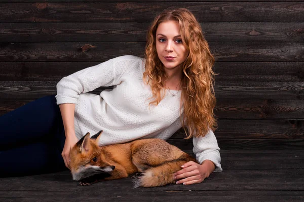 Güzel bir genç kız bir adam tarafından travma ve onun tarafından kurtarıldı bir vahşi fox hayvan holding ve daha önce olduğu gibi şimdi yaşıyor