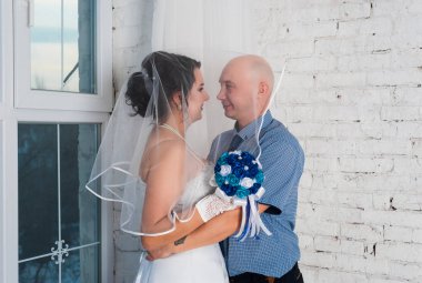 Birbirimizi alyans elbise evlenmek ve bir düğün oynayan genç çift ve çok mutlu