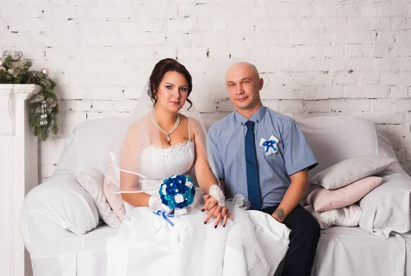 Junges Paar heiratet und spielt ein Hochzeitskleid einander Hochzeitsbänder und sehr glücklich — Stockfoto