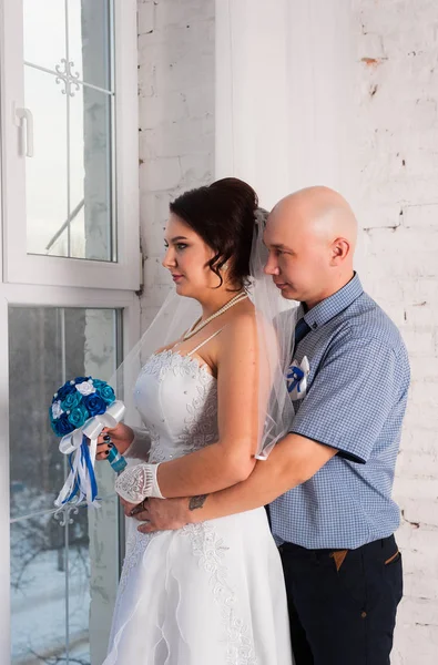 Молодая пара выходит замуж и играет свадебное платье друг друга обручальные кольца и очень счастливы — стоковое фото