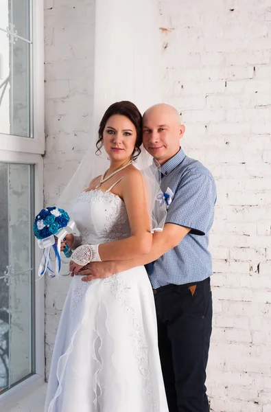 Jong koppel trouwen en het spelen van een bruiloft jurk elkaar trouwringen en erg blij — Stockfoto