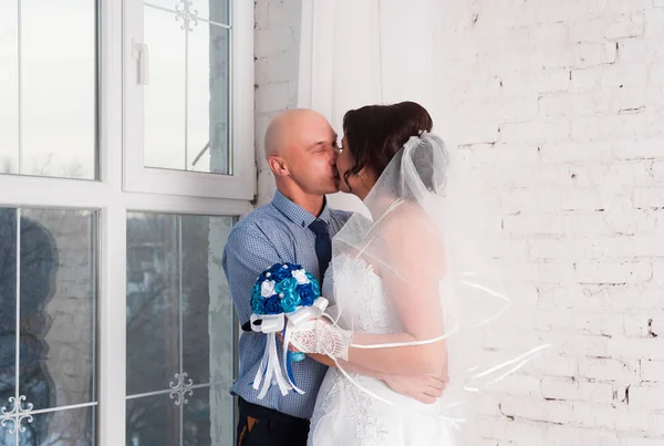 Casamento jovem casal e jogar um vestido de noiva uns aos outros bandas de casamento e muito feliz — Fotografia de Stock