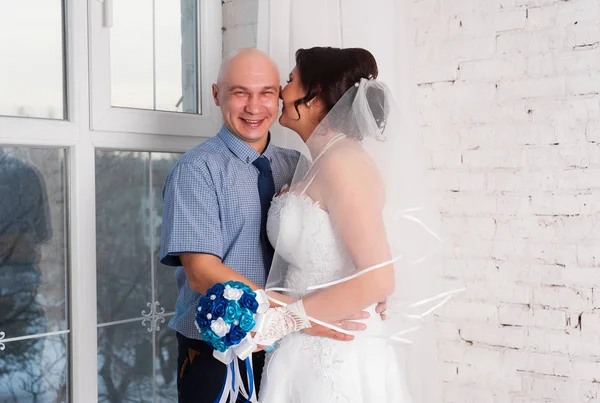 Pasangan muda menikah dan bermain gaun pengantin satu sama lain dan sangat bahagia — Stok Foto