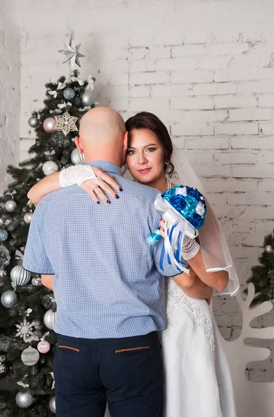 Mladý pár si bere a hrát svatební šaty navzájem snubní prsteny a velmi šťastný — Stock fotografie