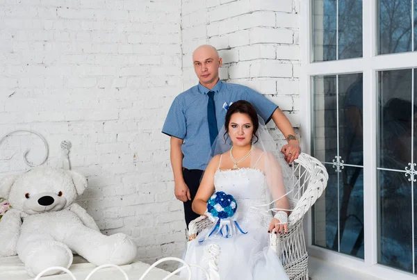 Pasangan muda menikah dan bermain gaun pengantin satu sama lain dan sangat bahagia — Stok Foto