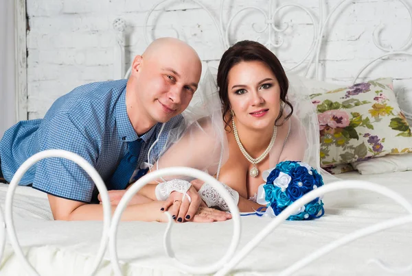 Casamento jovem casal e jogar um vestido de noiva uns aos outros bandas de casamento e muito feliz — Fotografia de Stock