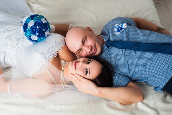 Casamento jovem casal e jogar um vestido de noiva uns aos outros bandas de casamento e muito feliz — Fotografia de Stock