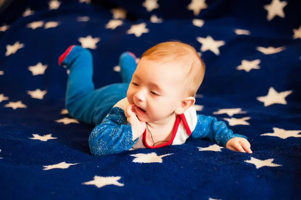 孩子 6 个月旧和微笑在满天星斗的天空蓝色毯子上的家 — 图库照片