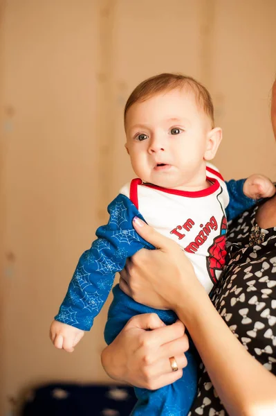 Enfant de 6 mois et souriant à la maison sur une couverture bleue du ciel étoilé — Photo