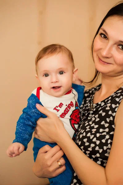 Enfant de 6 mois et souriant à la maison sur une couverture bleue du ciel étoilé — Photo