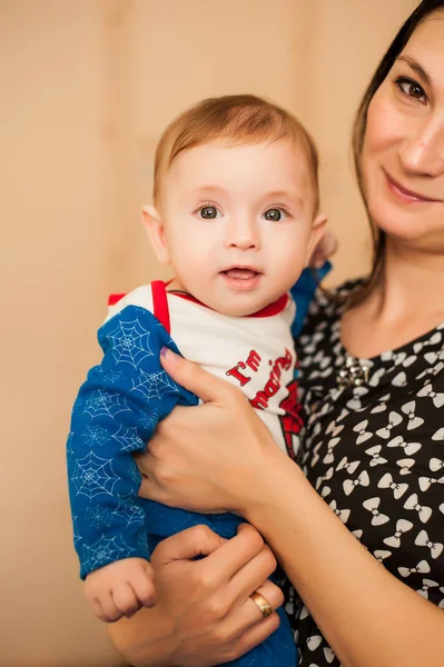 Enfant de 6 mois et souriant à la maison sur une couverture bleue du ciel étoilé — Photo