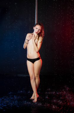 Fotoğraf stüdyosu su ile genç bir güzel Avrupa kadın yarı-dans pole tonoz ile nişanlandı