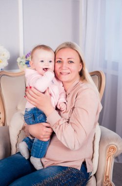 Küçük bir bebek kız güzel bir kıyafet için 6 ay fotoğrafı