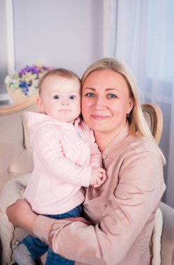 Küçük bir bebek kız güzel bir kıyafet için 6 ay fotoğrafı