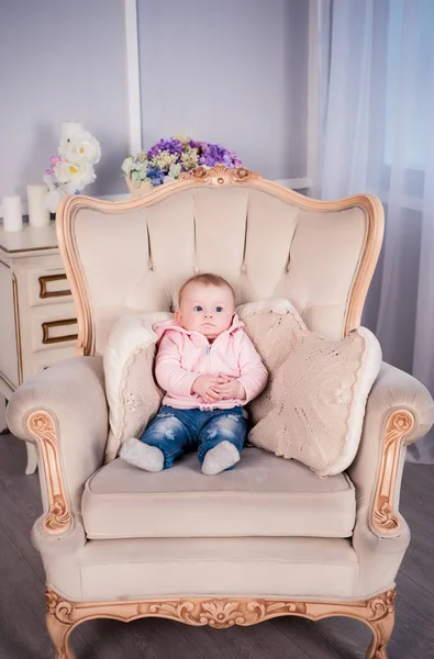 小さな女の赤ちゃんは 6 ヶ月の美しい衣装で撮影します。 — ストック写真