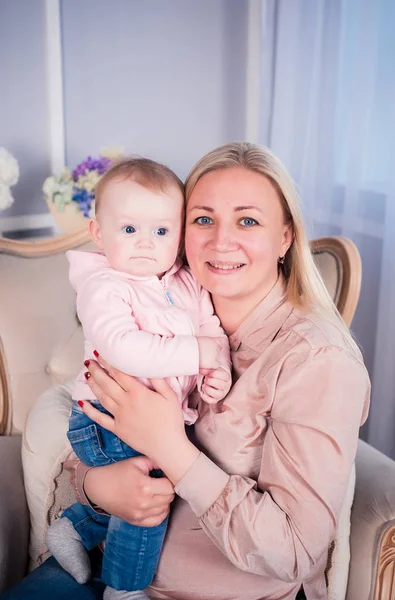 A little baby girl is photographed in a beautiful outfit for 6 months — Stock Photo, Image