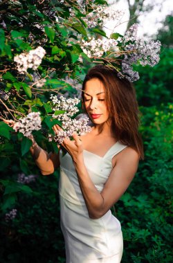  Genç kız tam huzur ve parkta bahar doğa güzel ve zarif elbise içinde barış